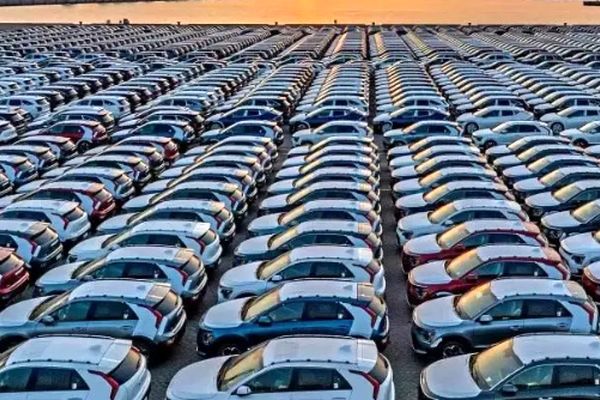 گرانی ۲۰ درصدی خودرو/ آیا دلالان کنترل بازار را به دست گرفتند؟