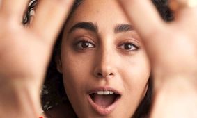 عکس بی شرمانه از هم آغوشی گلشفته فراهانی با یک مرد عرب ! / کاش خجالت می کشید !