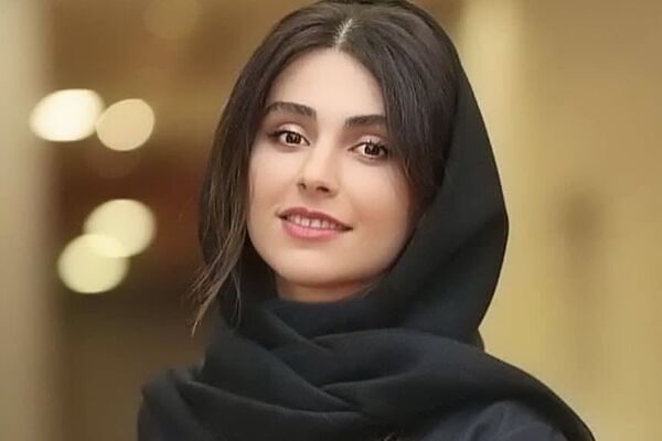 عکس حیرت‌انگیز لاله مرزبان در برج ایفل؛ وقتی وقار با هنر ترکیب می‌شود!