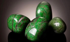 این سنگ خوشرنگ با چاکرای قلب در ارتباط است 