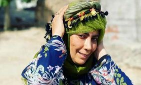 مانتوی کتان ابتسام بغلانی؛ استایلی که نمی‌توانید از آن چشم بردارید!