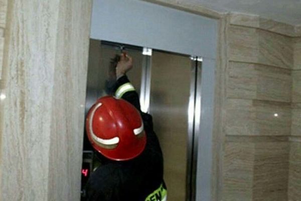 محبوس شدن ۱۴۵ نفر در آسانسور  +علت