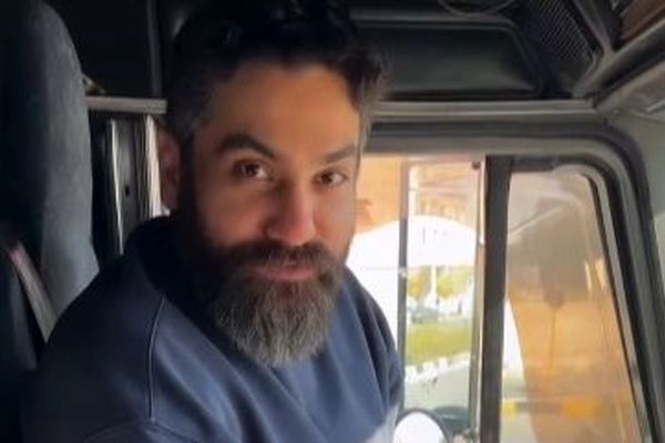 علی زندوکیلی در سالگرد پدرش با کامیون ماک؛ مراسمی خاص در کنار مزار! + ویدیو