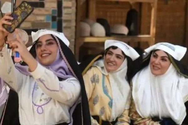 فیلمی تکان‌دهنده از پشت صحنه سریال بامداد خمار؛ رازهای عمارت بصیرالملک و دکان نجاری رحیم!