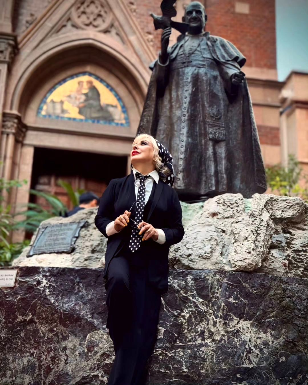 استایل جدید مرجانه گلچین با کراوات خال‌خالی!