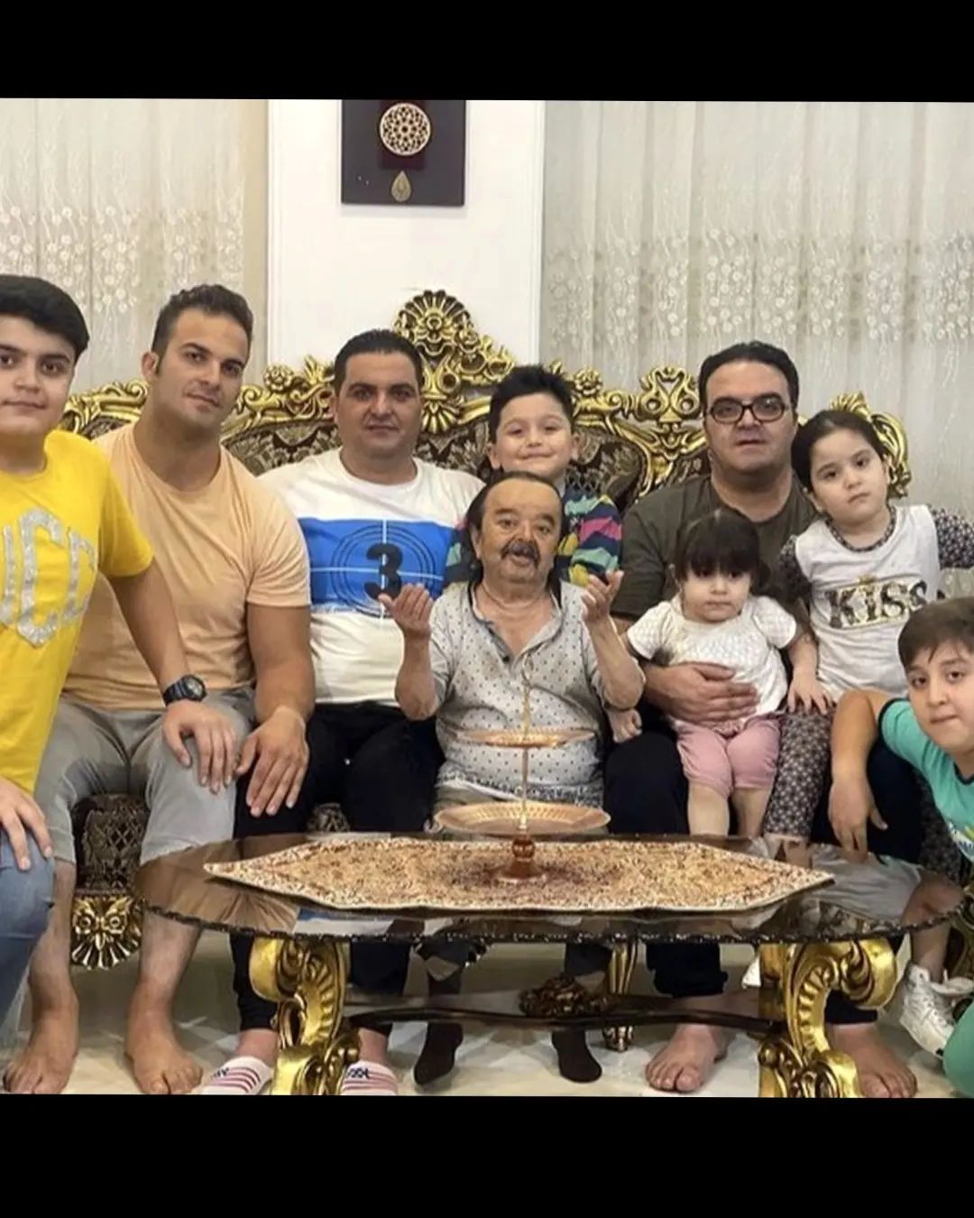 تصاویر دیده‌نشده از خانواده بزرگ بازیگر سرشناس