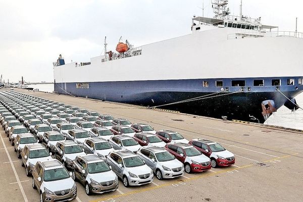 واردات خودرو توسط ایرانیان خارج از کشور؛ آیا اقتصاد ایران نفس می‌کشد؟