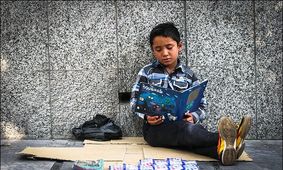 فیلم این کودک کار اشکتان را در می آورد / برای پاهای برهنه اش گریه می کنید !