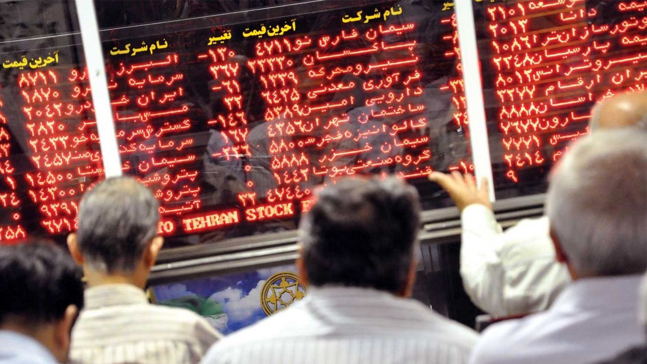 حال ناخوش بازار سهام در اولین روز کاری هفته / شاخص کل بورس مجدد کانال ۲ میلیون واحدی را از دست داد