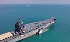 فوری / عقب‌نشینی ناوشکن مجهز آمریکا در برابر هشدار قاطع بالگرد نیروی دریایی ایران + فیلم