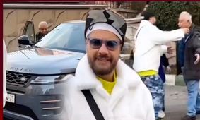 هدیه عجیب و غافلگیرکننده علی صادقی به پدرش در روز پدر دوباره جنجال  آفرید!+ ویدئو