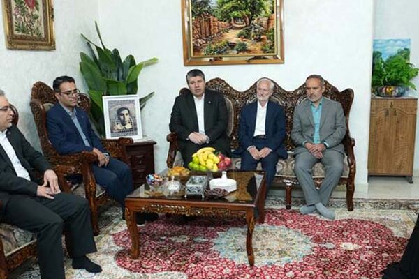 دیدار افشین خانی با خانواده اولین شهید بانک صادرات ایران/ تاکید بر الگوبرداری از سیره شهدا در خدمت‌رسانی به مردم