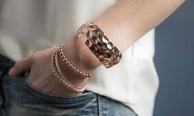 ترفندهای جالب برای ست کردن زیورآلات با استایل زنانه


