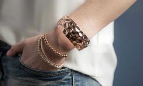 ترفندهای جالب برای ست کردن زیورآلات با استایل زنانه

