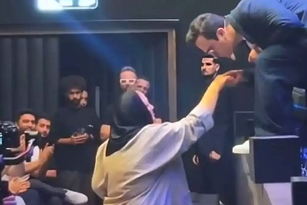 کنسرتی که همه را شوکه کرد: ادای احترام حامد آهنگی به مادرش وسط برنامه + ویدیو