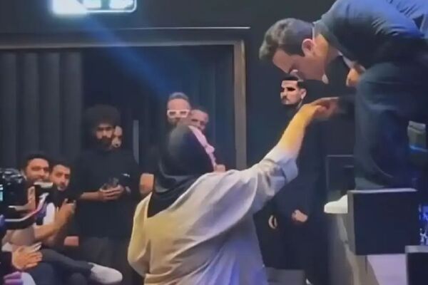 کنسرتی که همه را شوکه کرد: ادای احترام حامد آهنگی به مادرش وسط برنامه + ویدیو
