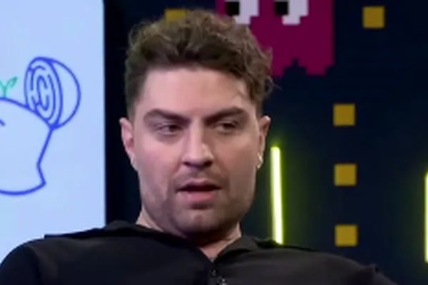 بدهی عجیب و شوکه‌کننده امیرحسین فتحی به پدرش! +فیلم