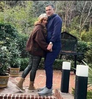 عکس عاشقانه علی دایی در بغل همسرش