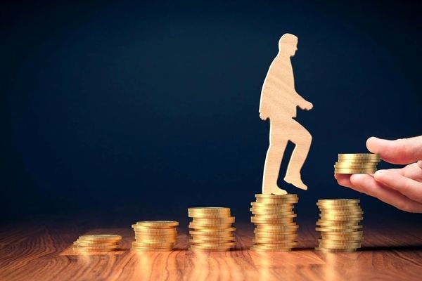 اعتراض نماینده مجلس به بحران حقوق‌ها؛ ۲۰ درصد افزایش حقوق کافی نیست!