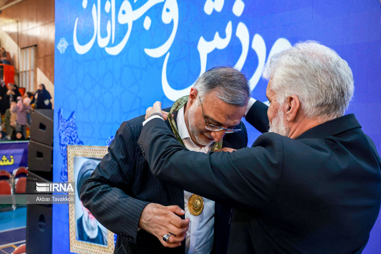 تصاویری از شیرین کاری فوتبالی در همایش نامزد ریاست جمهوری/ زاکانی مدال گرفت