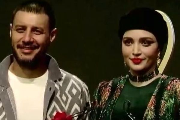 اشک و احساسات بهنوش طباطبایی در لحظه دریافت جایزه از جواد عزتی! + فیلم