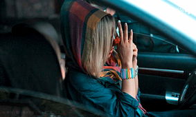 غوغای کتک خوردن مادر و دختر چادری توسط 8 دختر بی حجاب / جنجالی که اتوبوس را بهم ریخت !