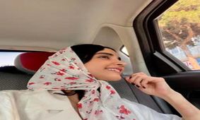 الهه حصاری با لباس گل گلی پیداش شد / دلبری خانم بازیگر با خنده های زیباش