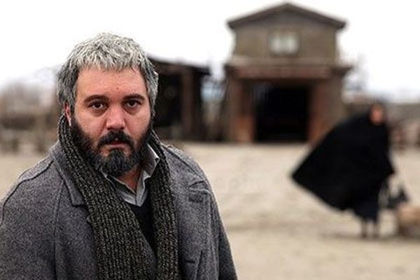 کامبیز دیرباز با استایل دهه شصتی و ریش پروفسوری؛ بازگشت شوکه‌کننده به 40 سال پیش!