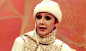 گریه‌های پر حسرت گوگوش در مراسم خاکسپاری مهستی؛ عکس کمیاب از سال 86!