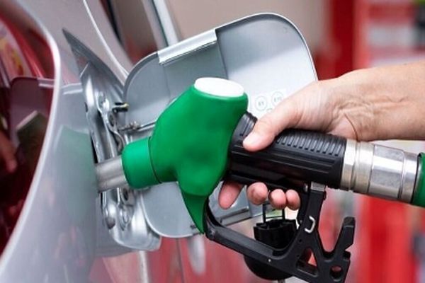 تصمیم‌گیری درباره قیمت بنزین در 1404