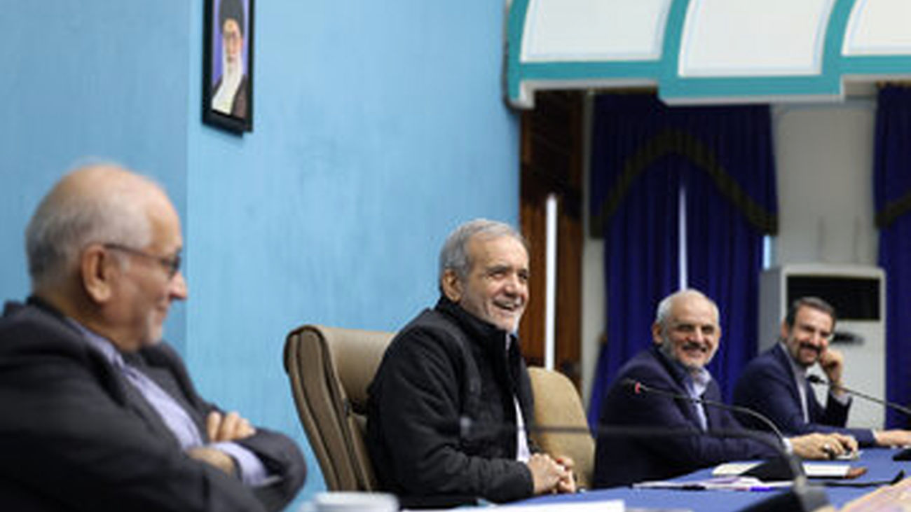 عکسی پربازدید از خوش و بش پزشکیان با فائزه هاشمی