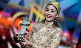  این عکس فرشته حسینی در سطح شهر ممنوع شد 