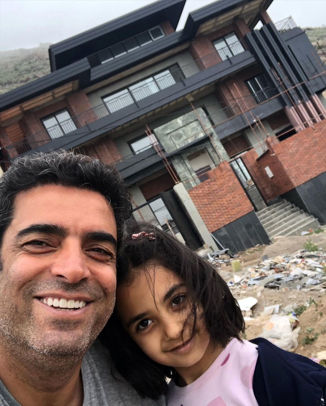 تصاویر تازه منوچهر هادی و دخترش با ژست‌ بامزه