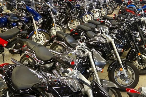 رکود بی‌سابقه در بازار موتورسیکلت؛ فروشندگان در جستجوی مشتری با تخفیف‌های ویژه