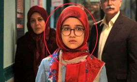 خیابان‌گردی مومو سریال بچه مهندس همراه با دسته‌ای از گل‌های نرگس +عکس