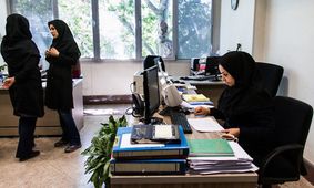 سهم زنان در استخدام‌ ها بیشتر شد/ 45 درصد کارمندان زن هستند