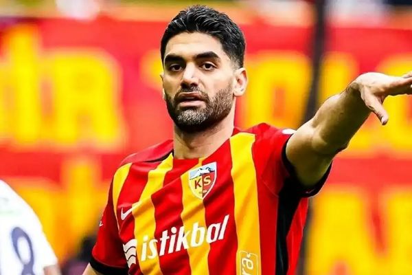 مذاکره استقلال برای انتقال علی کریمی/ هزینه سنگین، دغدغه بزرگ مالی!