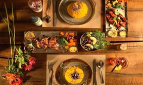 ببینید / فوتبالیست لیگ‌برتری رستوران ساحلی افتتاح کرد! 