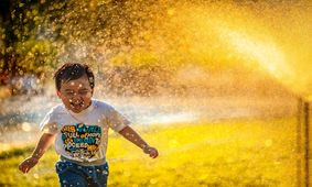 پدر این بچه زیبای چشم رنگی کدام فوتبالیست است؟! + عکس