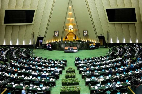 مجلس درگیر تسویه‌حساب‌های سیاسی؛ اقتصادِ ملتهب بی‌پناه ماند