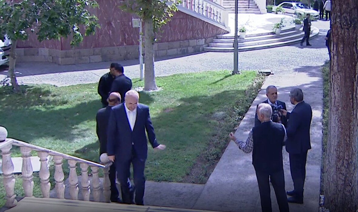 اولین عکس از مسعود پزشکیان در مراسم تنفیذش با پوشش متفاوت /مخبر و قالیباف وارد بیت رهبری شدند