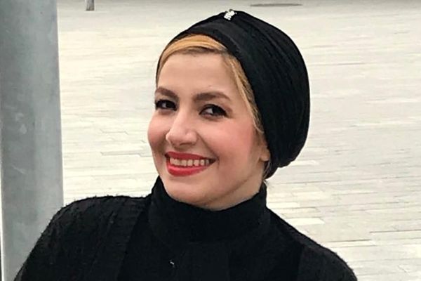 زیارت مشهد به سبک ملیکا زارعی؛ خاله شادونه در حال دعا و نیایش+ عکس