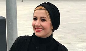 زیارت مشهد به سبک ملیکا زارعی؛ خاله شادونه در حال دعا و نیایش+ عکس