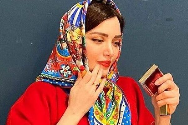 بهنوش طباطبایی در شب یلدا با انار؛ زیبایی بی‌نظیر این بازیگر معروف!