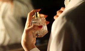 چرا در فصل تابستان و پیش از قرار گرفتن در معرض نور مستقیم آفتاب، باید از زدن عطر پرهیز کرد؟