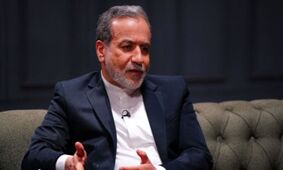 عکس عراقچی وزیر امور خارجه ایران  با پوشش عجیب در سفر به عراق