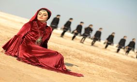 حجاب عجیب نیلوفر پارسا در استانبول ! / خانم بازیگر رد داده!