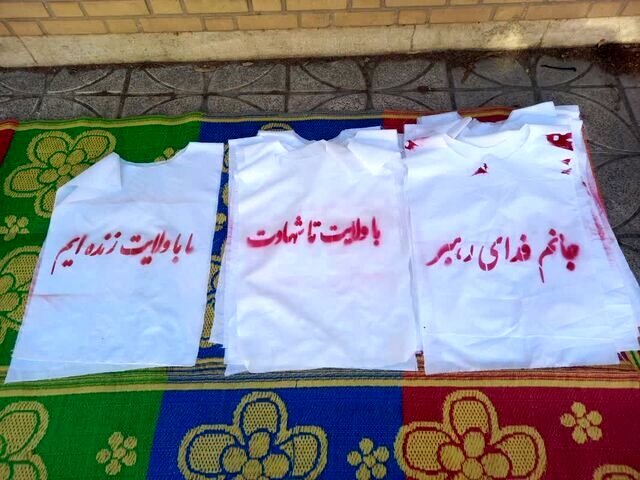 عکسی از کفن پوشان در مسیر رسیدن به مصلی تهران